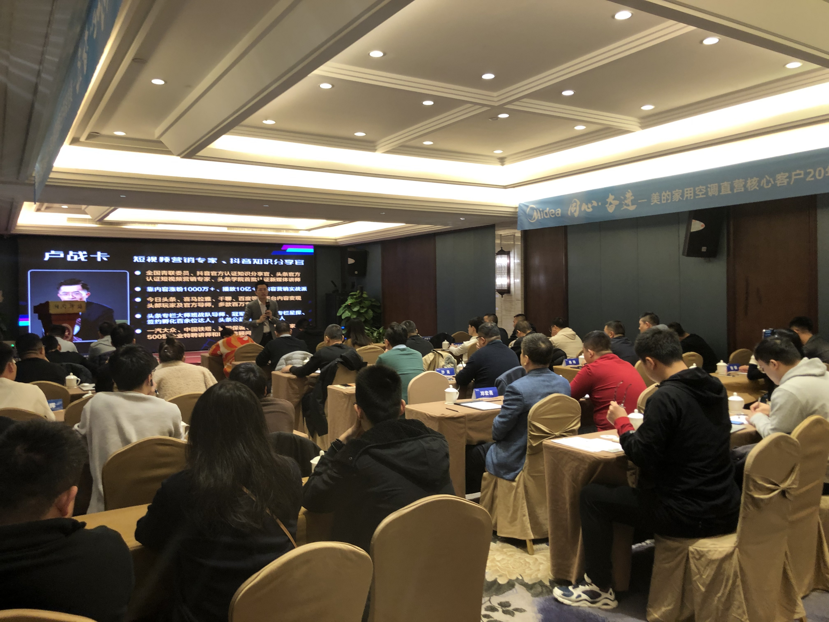 开云-包含今晨欧联焦点战,犹他爵士主帅复盘,话题不断,赛程密集仍需轮换的词条