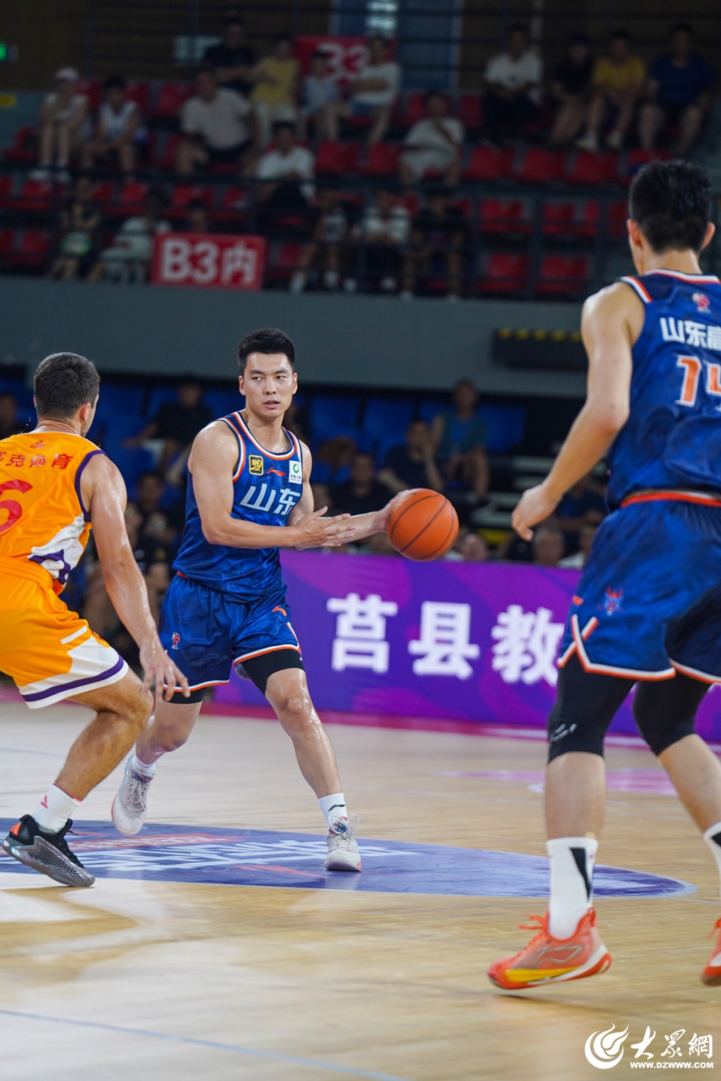 开云体育下载-包含NBA总决赛今晚走向成谜,山东男篮临场应变,球迷炸锅,更衣室氛围转暖的词条