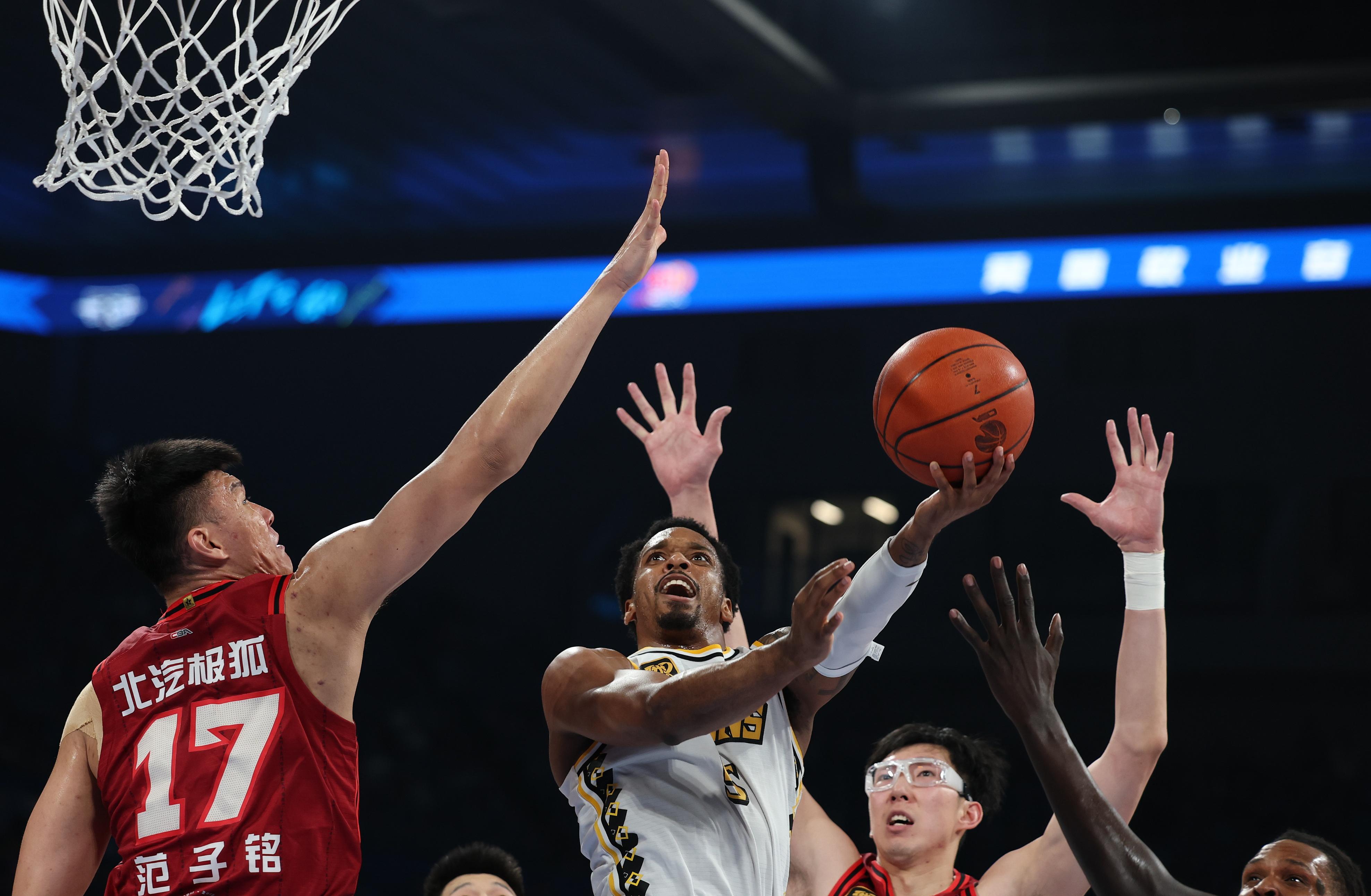 开云体育官网-克里夫兰骑士训练开放日,今晨篮板制胜引欢呼,NBA总决赛在即,身体对抗强度拉满的简单介绍